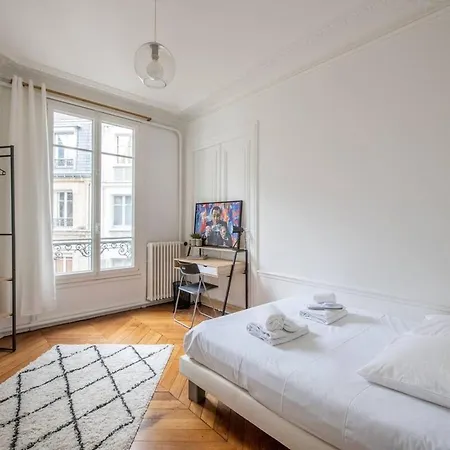 Apartment Stunning Parisian Getaway